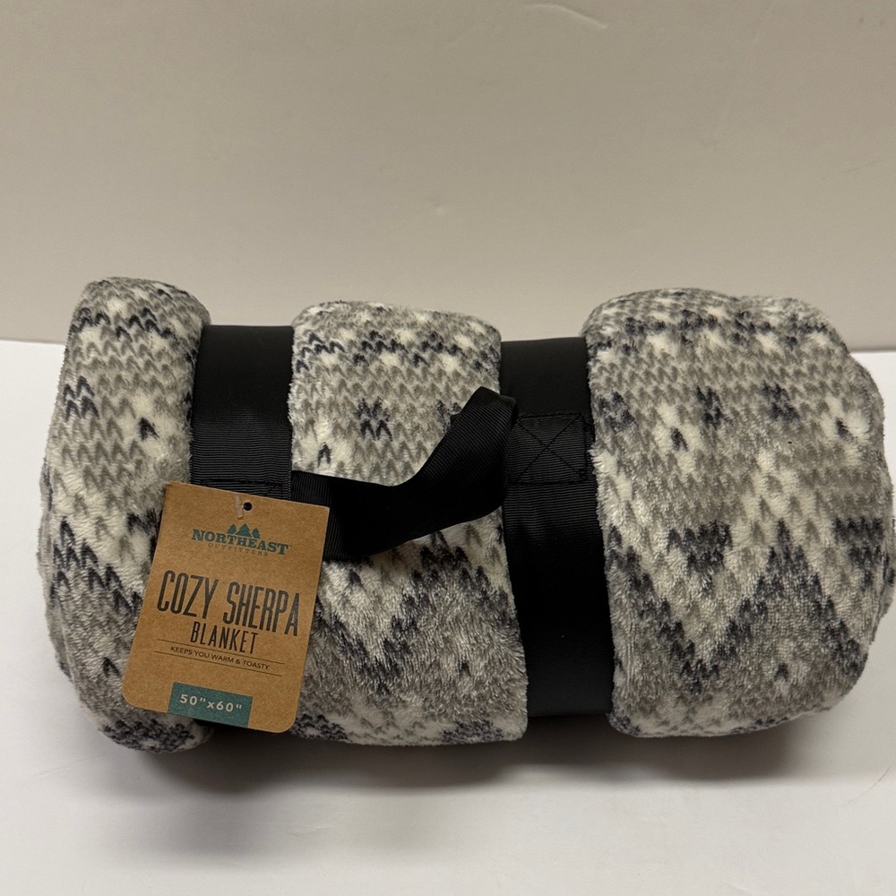 NWT. Northeast Cozy Sherpa Blanket - Gray & White Pattern